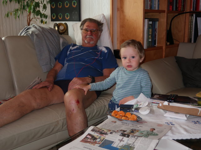Papa und Nils im Haus meiner Eltern