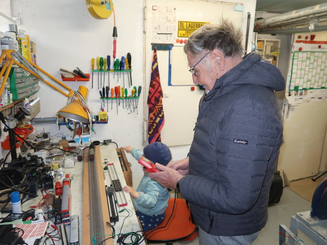 Nils und Papa im Haus meiner Eltern