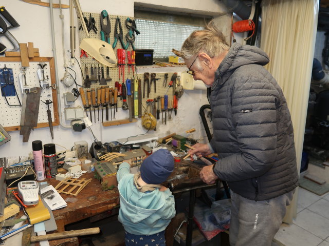 Nils und Papa im Haus meiner Eltern