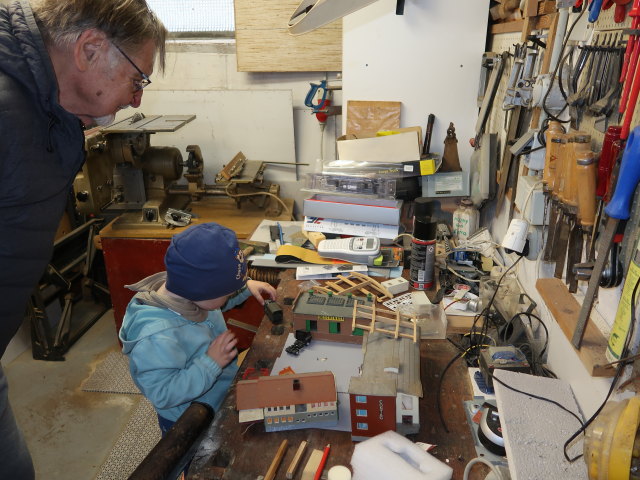 Papa und Nils im Haus meiner Eltern