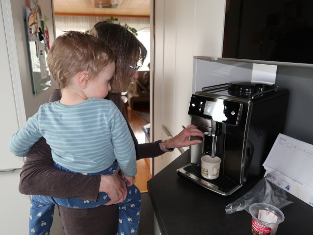 Nils und Mama im Haus meiner Eltern