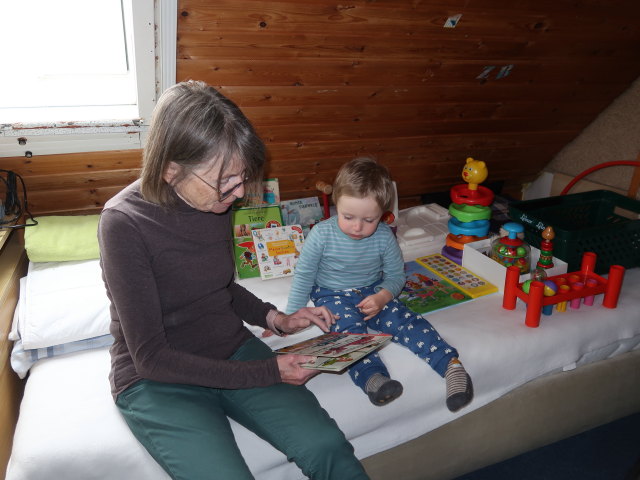 Mama und Nils im Haus meiner Eltern