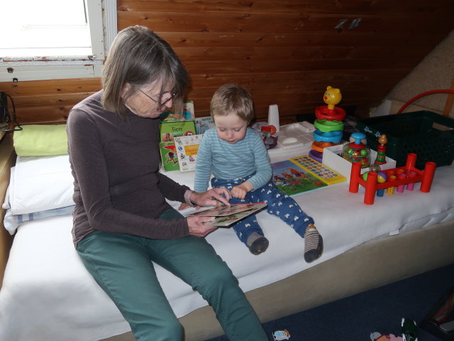Mama und Nils im Haus meiner Eltern