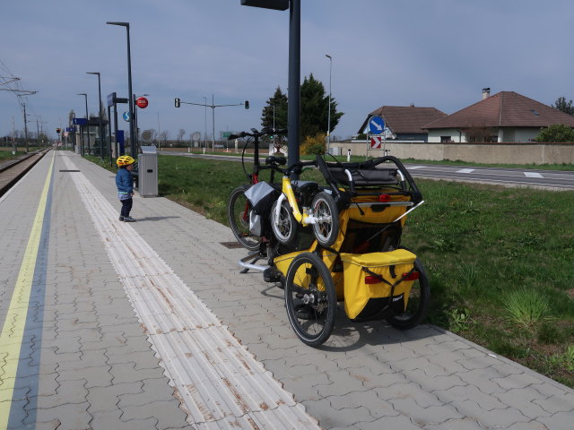 Nils im Bahnhof Haslau, 191 m