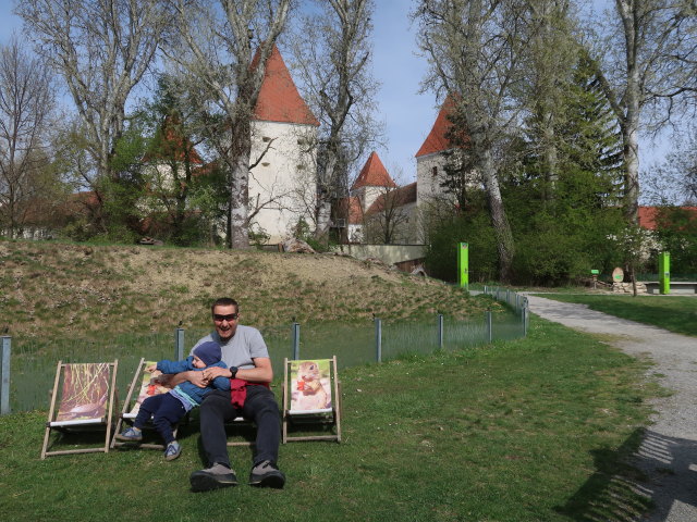 Nils und ich auf der Schlossinsel im Nationalparkzentrum Schloss Orth, 150 m