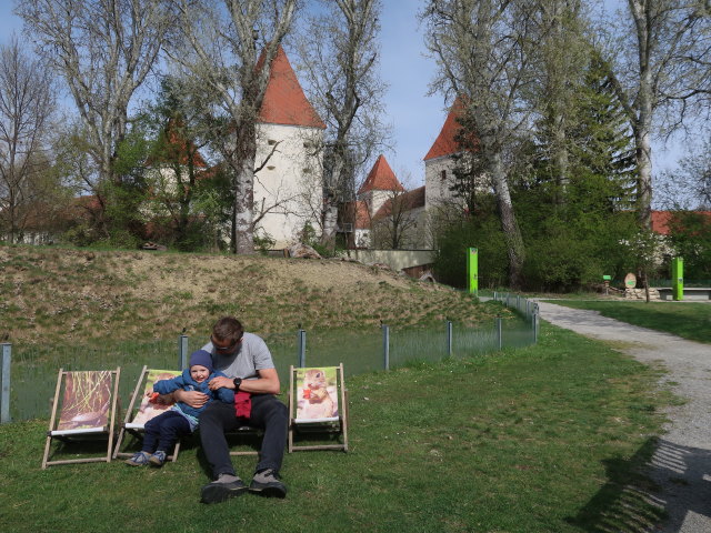 Nils und ich auf der Schlossinsel im Nationalparkzentrum Schloss Orth, 150 m