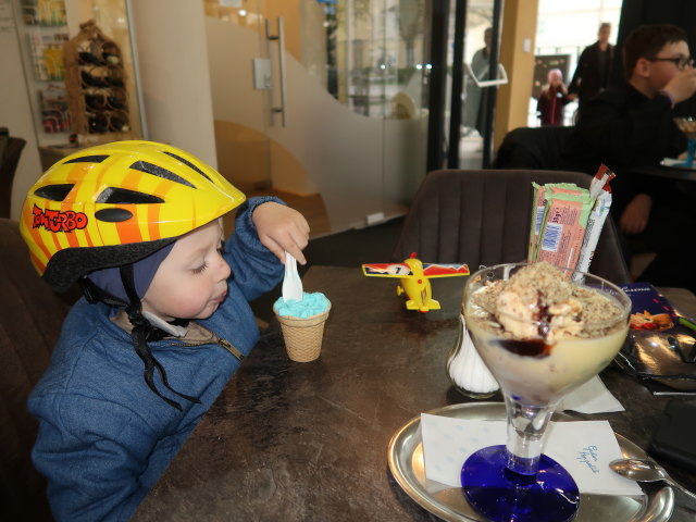 Nils in der Gelateria Lorina in Deutsch-Wagram