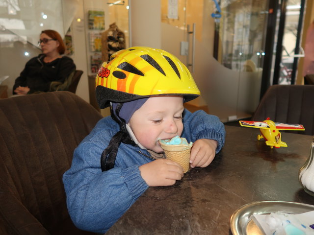 Nils in der Gelateria Lorina in Deutsch-Wagram