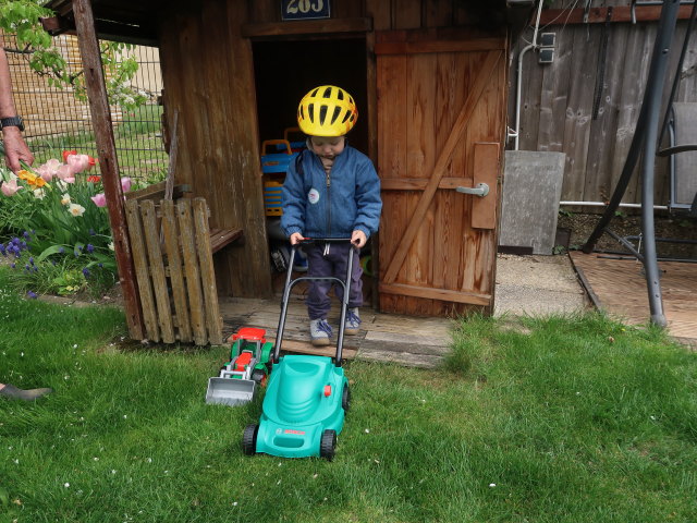 Nils im Garten meiner Eltern
