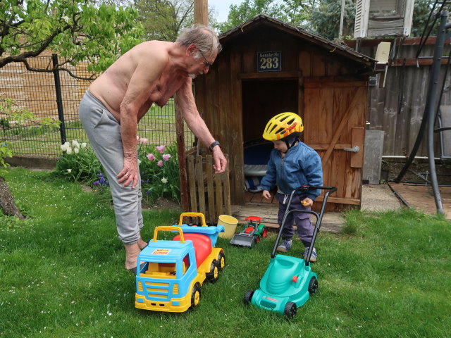 Papa und Nils im Garten meiner Eltern