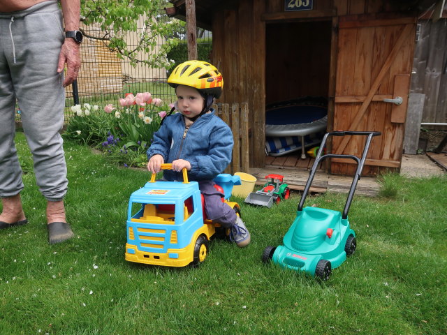Papa und Nils im Garten meiner Eltern