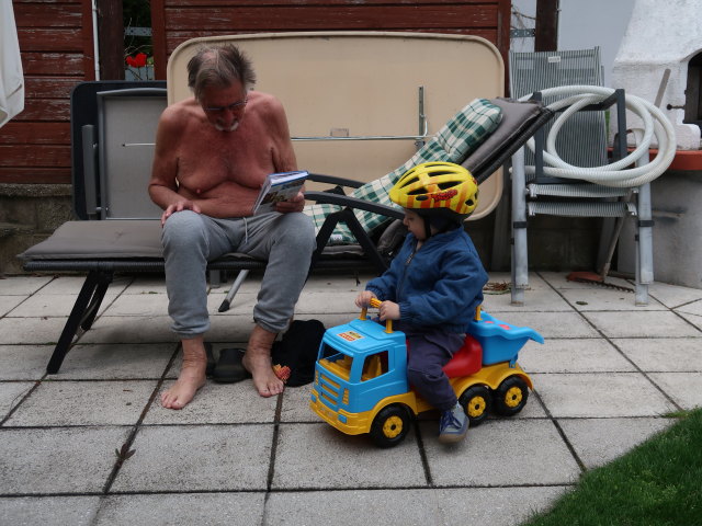 Papa und Nils im Garten meiner Eltern