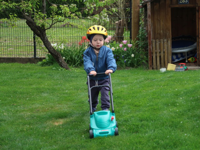 Nils im Garten meiner Eltern
