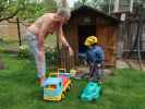 Papa und Nils im Garten meiner Eltern