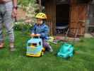 Papa und Nils im Garten meiner Eltern