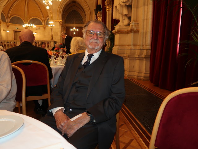 Papa im Festsaal des Rathauses