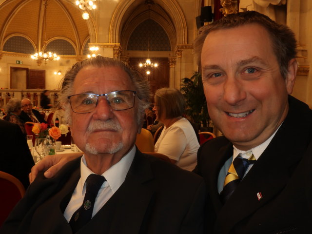 Papa und ich im Festsaal des Rathauses