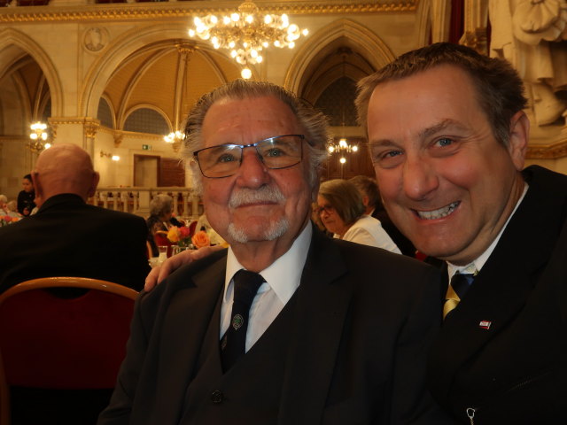 Papa und ich im Festsaal des Rathauses