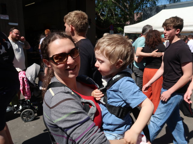 Sabine und Nils bei der Feuerwache S&uuml;&szlig;enbrunn