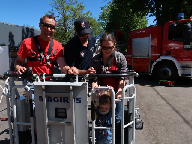 Ich, Nils und Sabine bei der Feuerwache S&uuml;&szlig;enbrunn