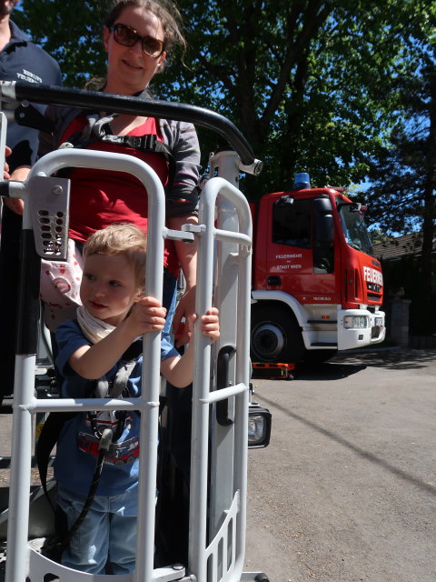 Nils und Sabine bei der Feuerwache S&uuml;&szlig;enbrunn