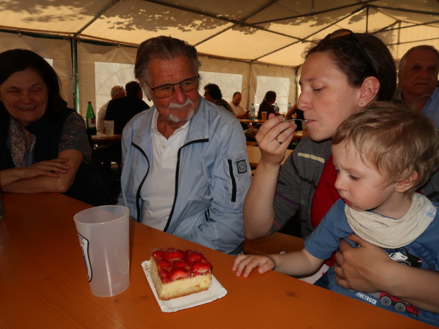 Ingrid, Papa, Sabine und Nils in der Feuerwache S&uuml;&szlig;enbrunn