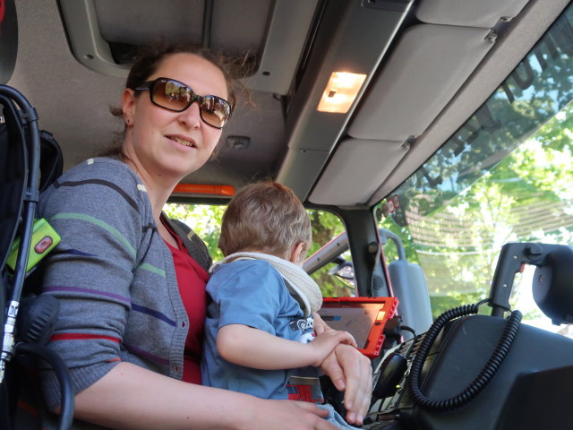 Sabine und Nils bei der Feuerwache S&uuml;&szlig;enbrunn