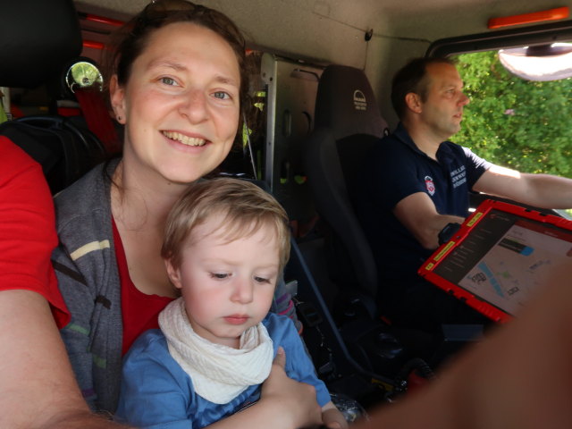 Sabine und Nils bei der Feuerwache S&uuml;&szlig;enbrunn