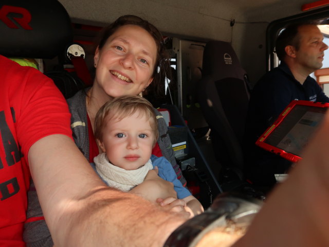 Sabine und Nils bei der Feuerwache S&uuml;&szlig;enbrunn