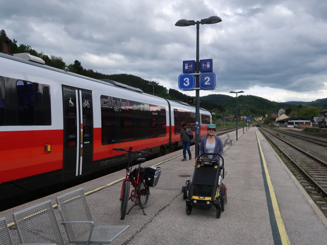 Sabine im Bahnhof Aspang, 506 m