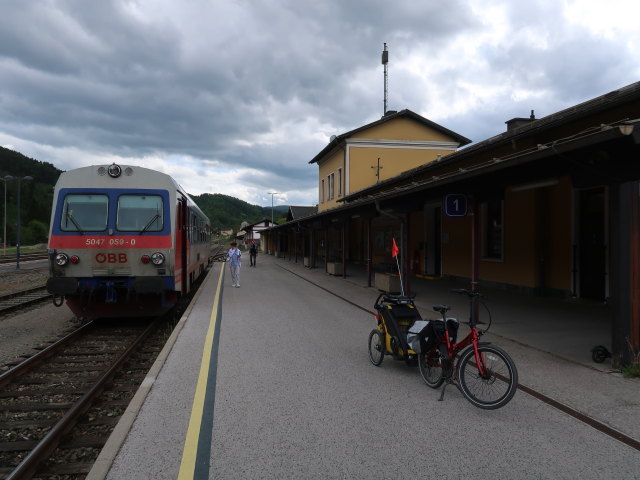 Nils im Bahnhof Aspang, 506 m