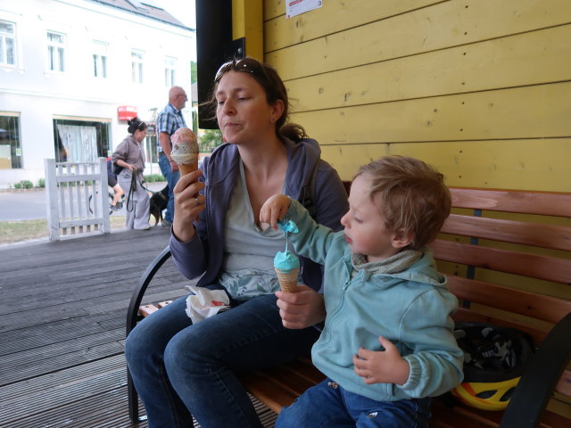 Sabine und Nils im Eissalon Lucky Ice in Pitten