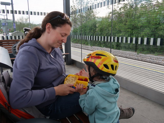 Sabine und Nils im Bahnhof Bad Erlach, 312 m