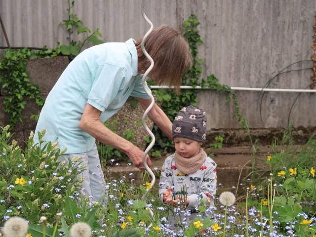Mama und Nils im Garten meiner Eltern