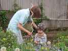 Mama und Nils im Garten meiner Eltern