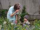 Mama und Nils im Garten meiner Eltern