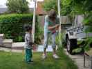 Nils und Mama im Garten meiner Eltern