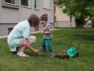 Mama und Nils im Garten meiner Eltern