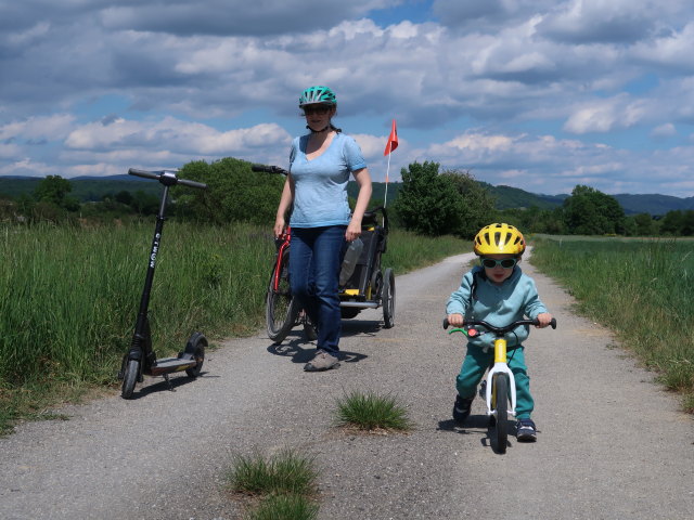 Sabine und Nils im Melkfeld (8. Mai)