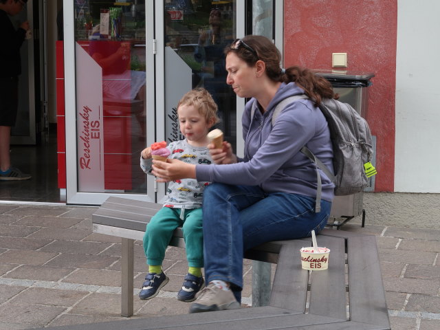 Nils und Sabine beim Eissalon Reschinsky in Scheibbs (9. Mai)
