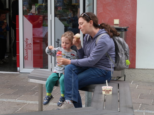Nils und Sabine beim Eissalon Reschinsky in Scheibbs (9. Mai)