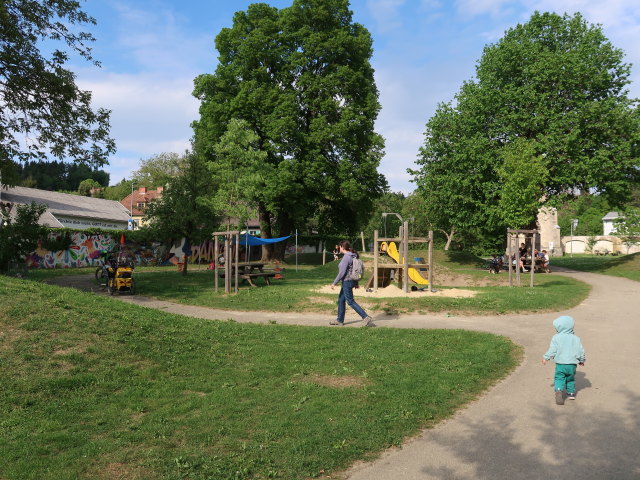 Sabine und Nils am Spielplatz T&ouml;pperpark in Scheibbs (9. Mai)