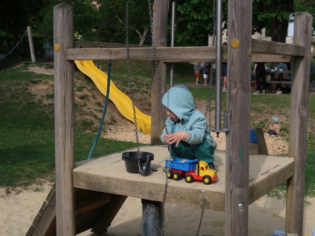 Nils am Spielplatz T&ouml;pperpark in Scheibbs (9. Mai)