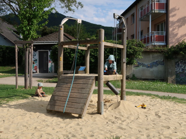 Nils am Spielplatz T&ouml;pperpark in Scheibbs (9. Mai)