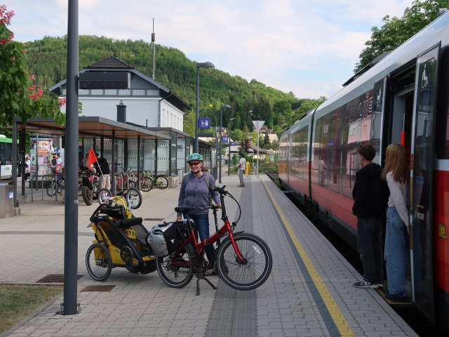 Nils und Sabine im Bahnhof Scheibbs, 331 m (9. Mai)