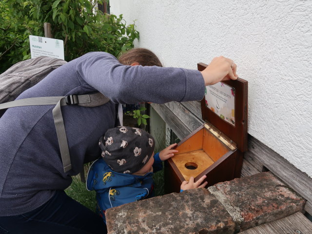 Sabine und Nils im Kr&auml;utergarten