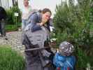 Sabine und Nils im Kr&auml;utergarten