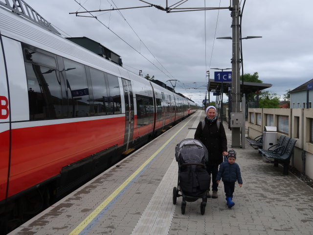 Sabine und Nils im Bahnhof Theresienfeld, 282 m