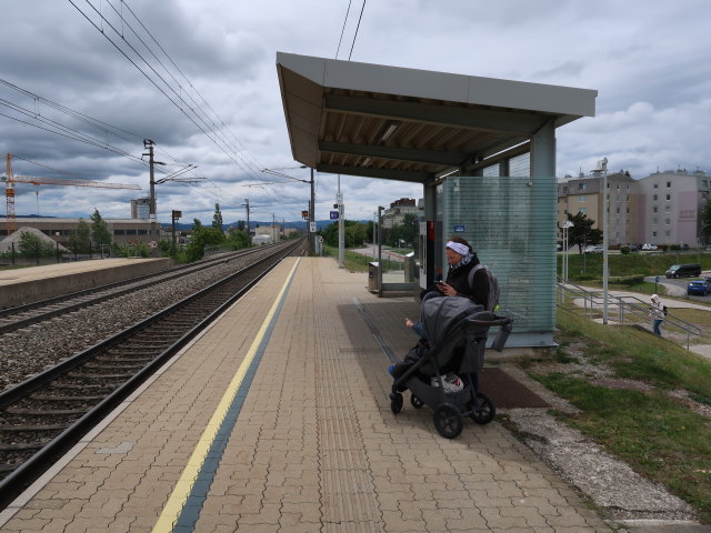 Nils und Sabine im Bahnhof Wiener Neustadt Nord, 275 m