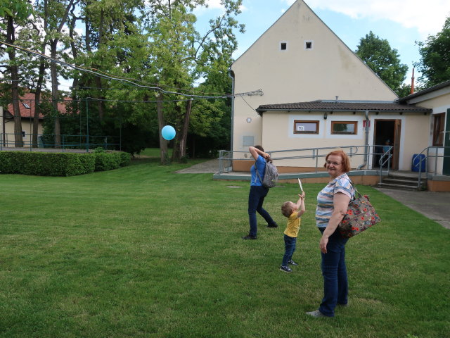 Sabine, Nils und Brigitte in der Pfarre Leopoldau
